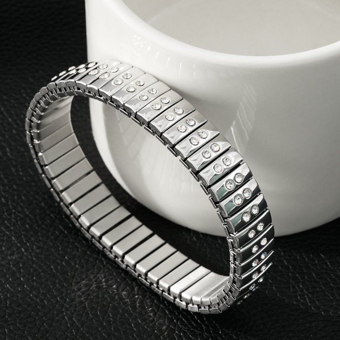 DE SAO : Bracelet style montre rétro en argent incrusté d'une double rangée de zircons (CZ).