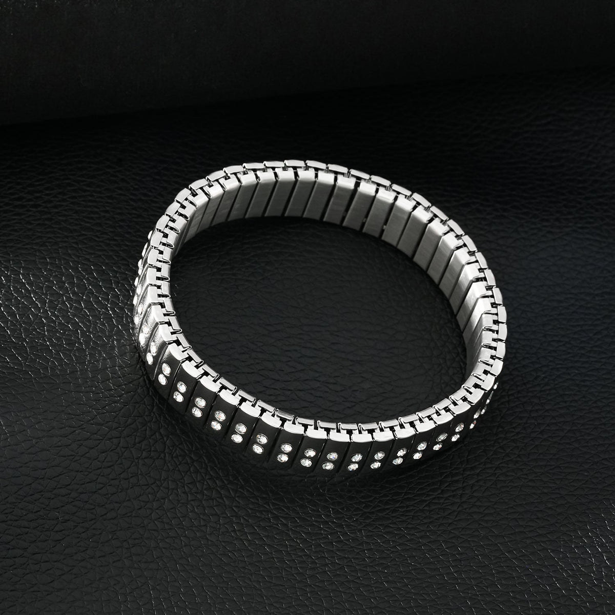 DE SAO : Bracelet style montre rétro en argent incrusté d'une double rangée de zircons (CZ).
