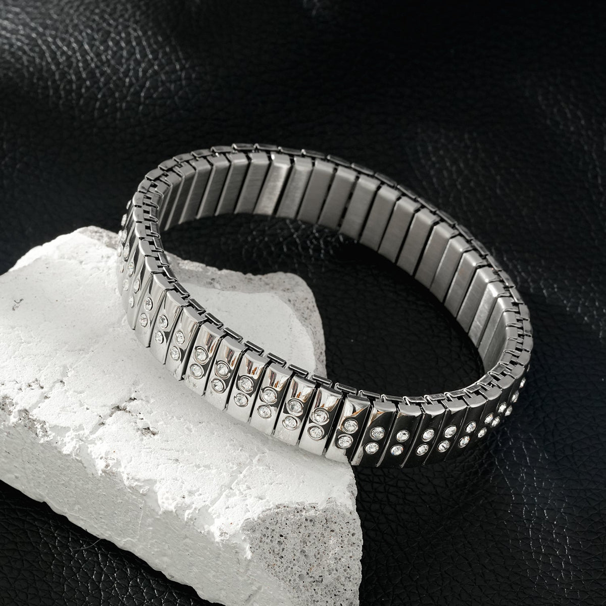 DE SAO : Bracelet style montre rétro en argent incrusté d'une double rangée de zircons (CZ).