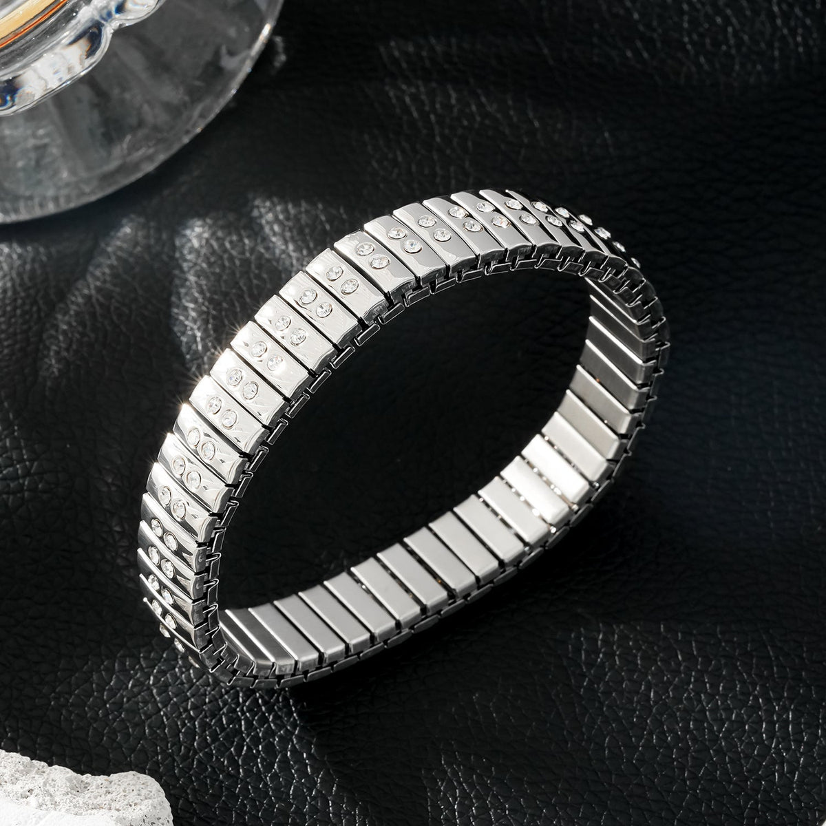 DE SAO : Bracelet style montre rétro en argent incrusté d'une double rangée de zircons (CZ).