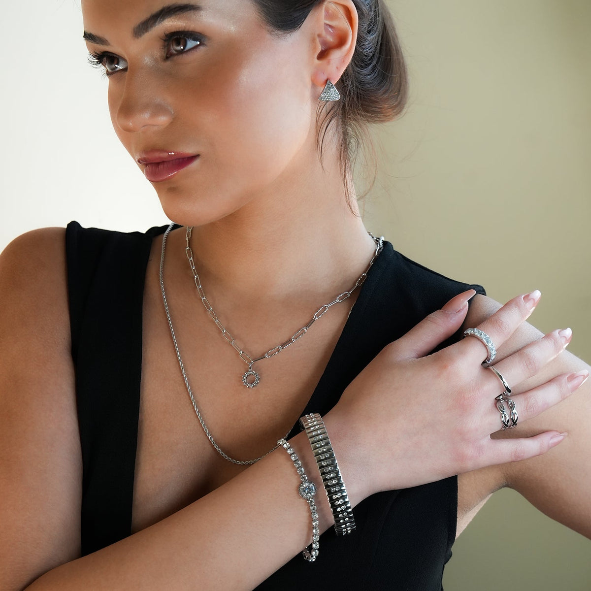 DE SAO : Bracelet style montre rétro en argent incrusté d'une double rangée de zircons (CZ).