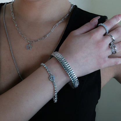DE SAO : Bracelet style montre rétro en argent incrusté d'une double rangée de zircons (CZ).