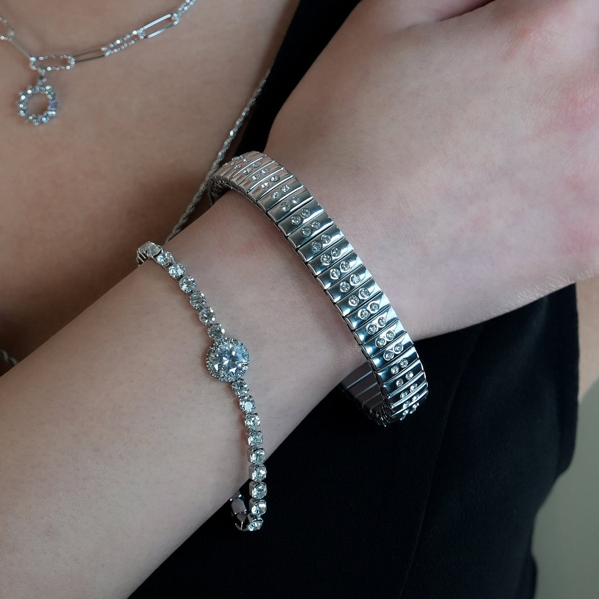 DE SAO : Bracelet style montre rétro en argent incrusté d'une double rangée de zircons (CZ).