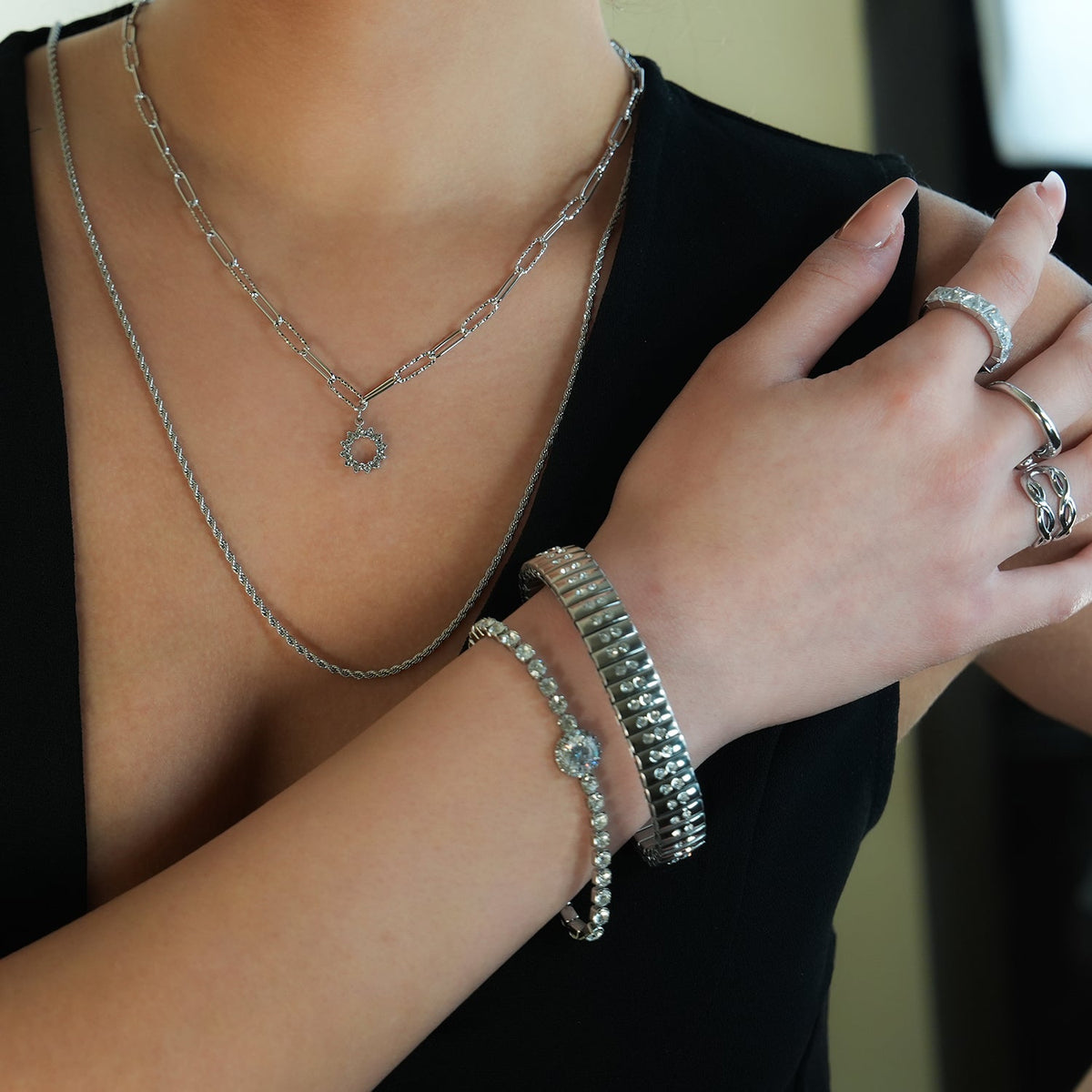 DE SAO : Bracelet style montre rétro en argent incrusté d'une double rangée de zircons (CZ).