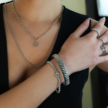 DE SAO : Bracelet style montre rétro en argent incrusté d'une double rangée de zircons (CZ).