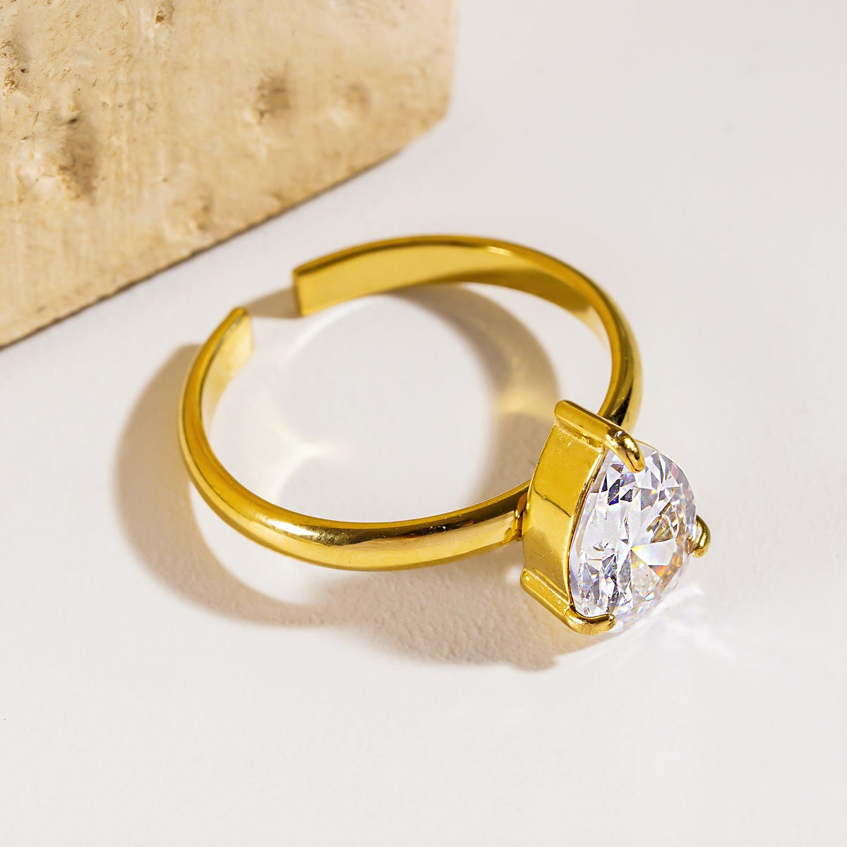 DIMONDA : Bague classique en or avec zircone centrale en forme de goutte d'eau proéminente