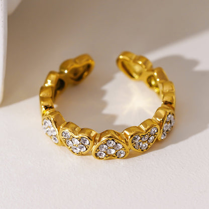 JEZREEL : Bague cernée de mini-breloques en forme de cœur avec cristaux de zircone au centre