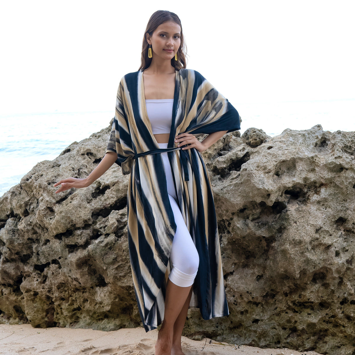Kimono long abstrait audacieux en tie-dye gris et or