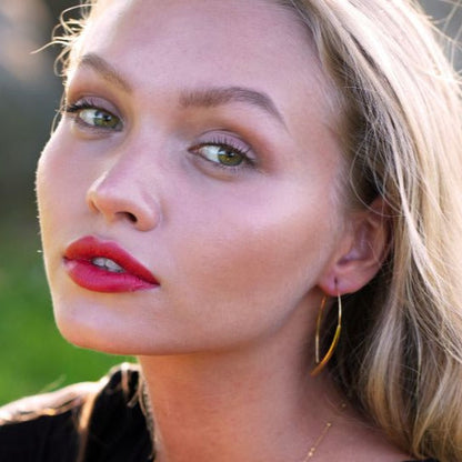 XIMENA: Boucles d'oreilles créoles dorées à courbes géométriques