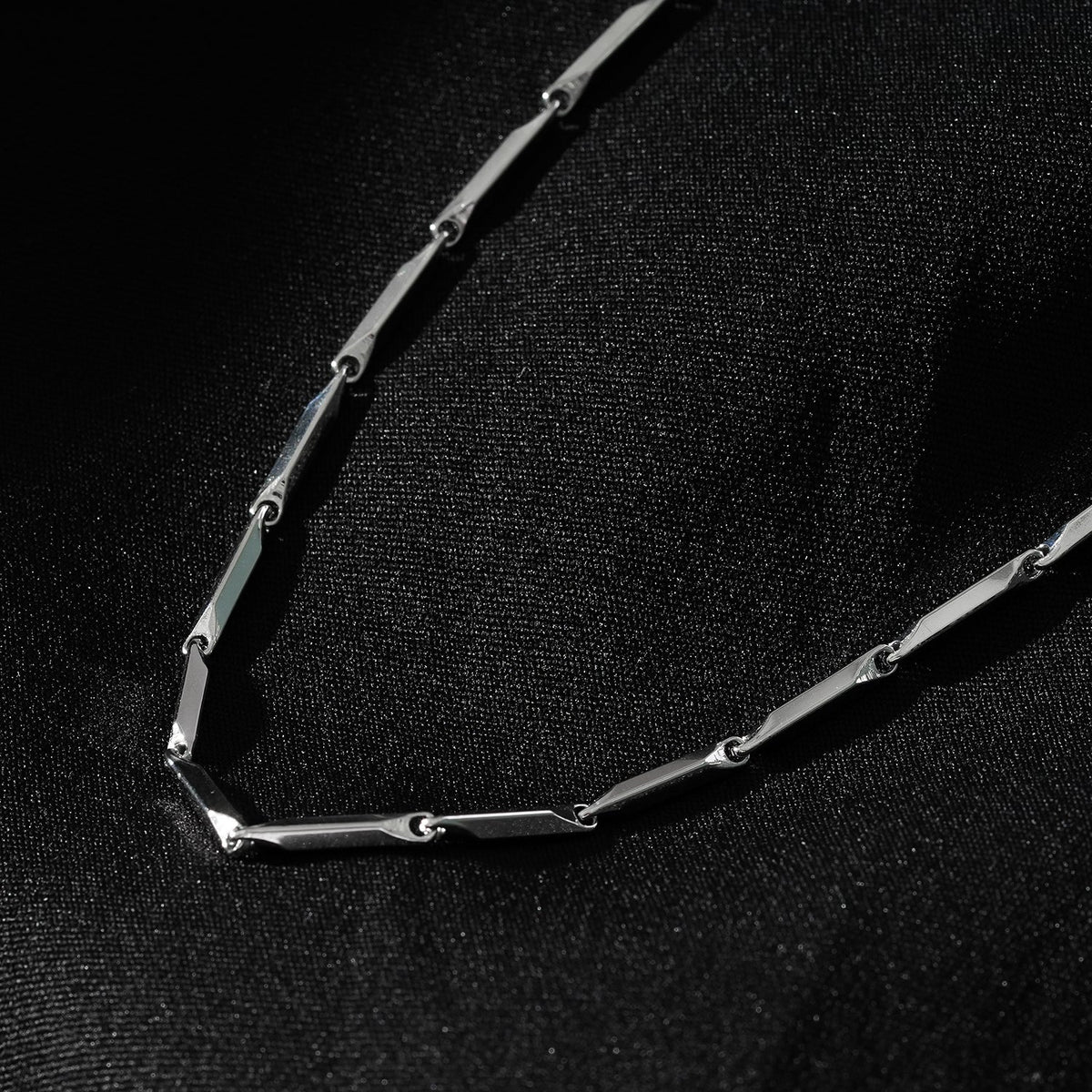 Collier Chaîne Perles Forme Géométrique Minimaliste GUMIA Argent