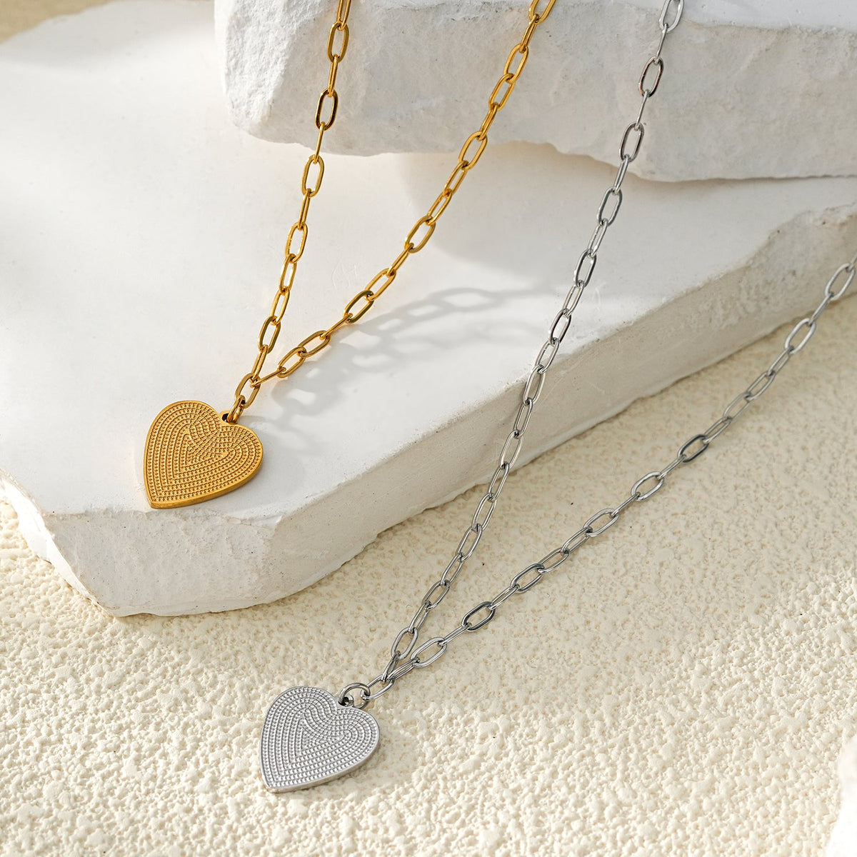 Style ALARA : Mini chaîne trombone ancrant un charm cœur à motifs en argent
