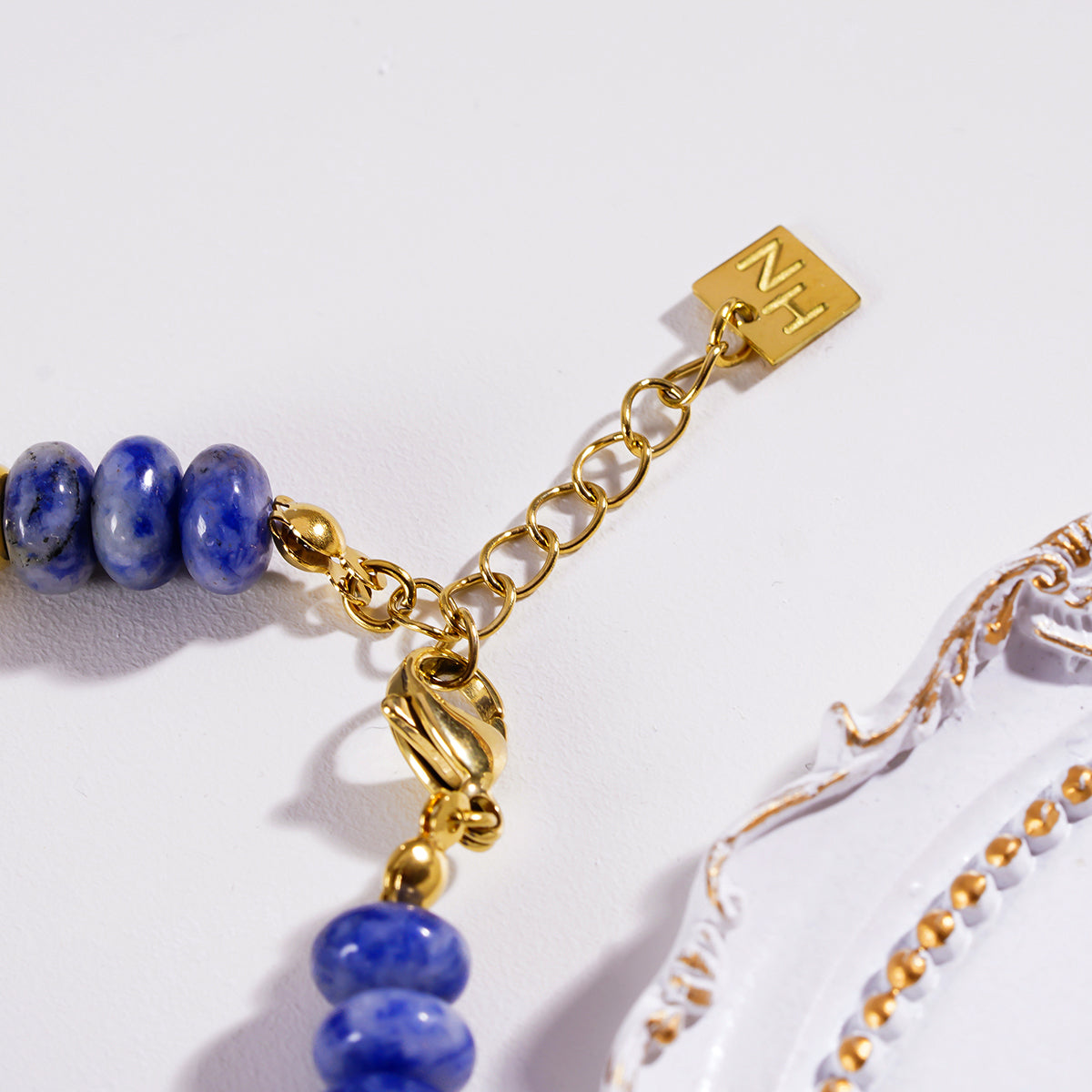 ELINA : Bracelet bohème moderne en sodalite et perles dorées