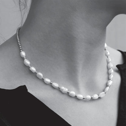 ELISA : Collier ras-du-cou en perles d'eau douce et chaîne perlée en or blanc (ton argent)