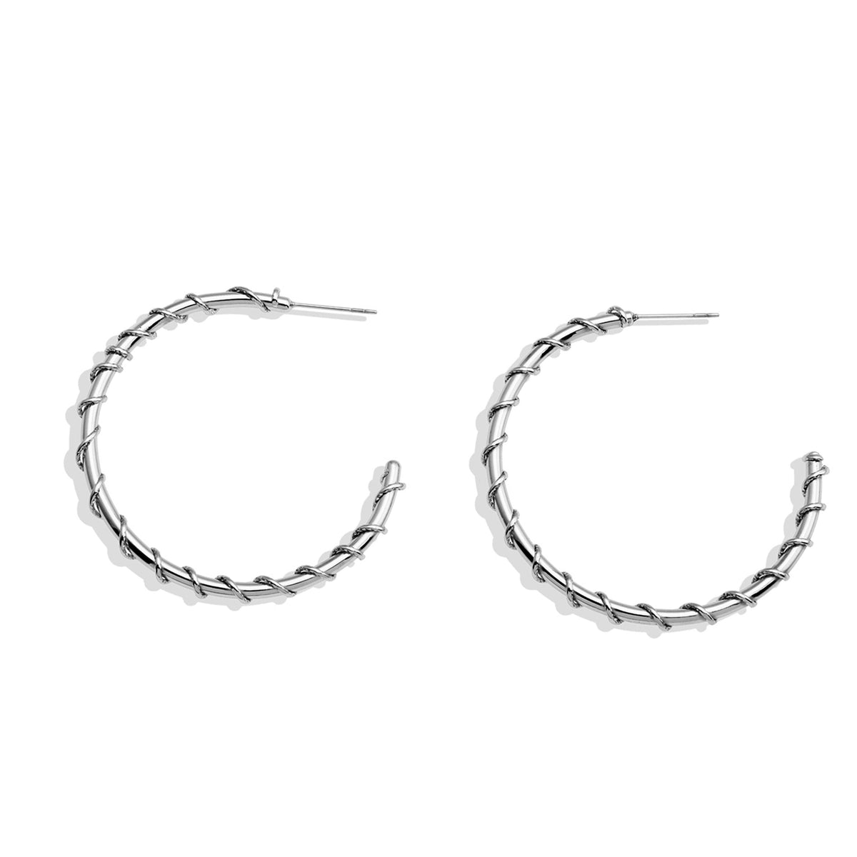 Boucles d'oreilles créoles ELNA argentées avec une torsade décorative