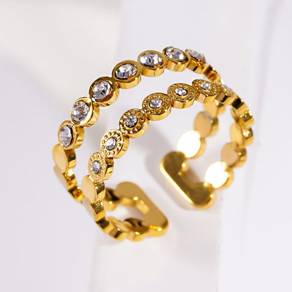 ERLAT : Bague texturée ornée de zircons à double rangée