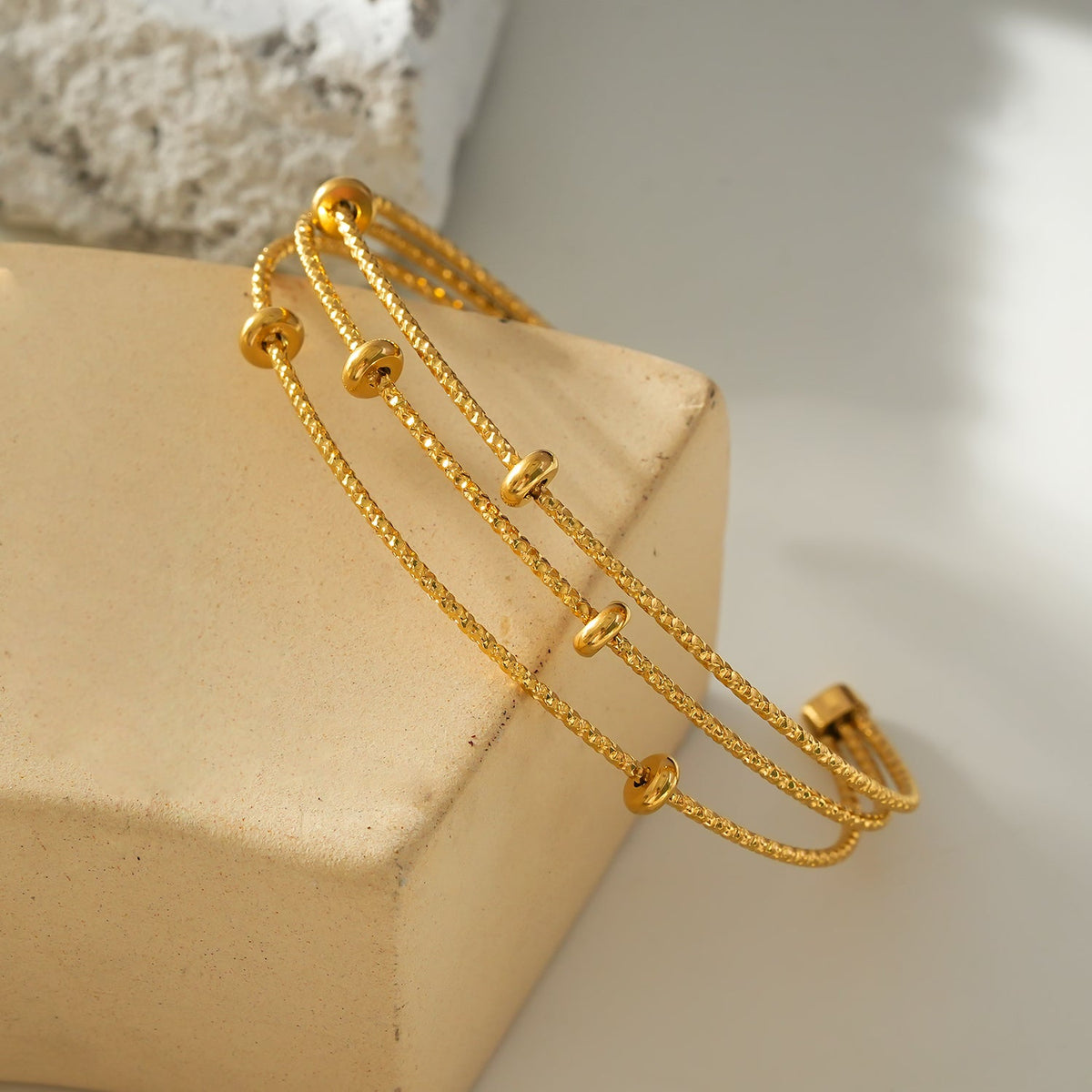Bracelet perles texturées triple rang Style FARZIKA Gold