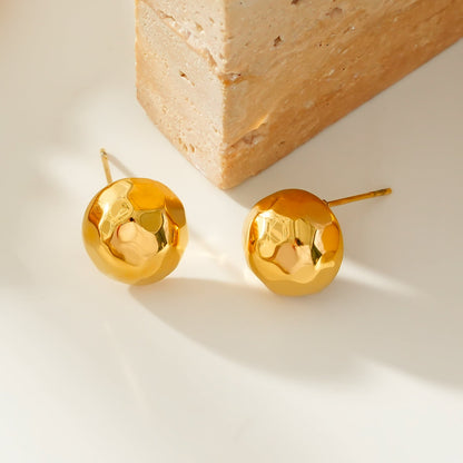 FELTHAM Gold : Boucles d'oreilles clous martelées contemporaines