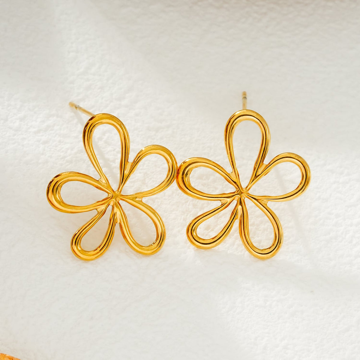 FIORI : Boucles d'oreilles clou florales – L'élégance ludique d'une fleur