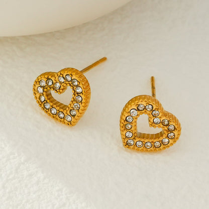 FOREVER Gold: Boucles d'oreilles clous éblouissantes en zircone cubique (CZ) en forme de cœur