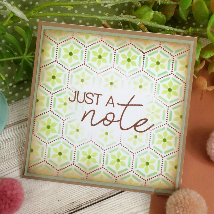 Pour l'amour des masques - Carrelage floral en nid d'abeille en couches