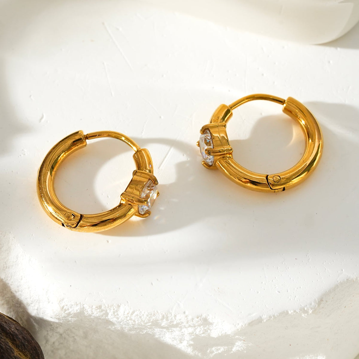 Style GALENA Or : Mini créoles dorées avec une pierre de Moissanite ronde