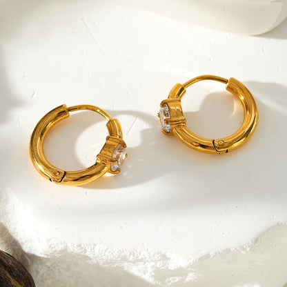 Style GALENA Or : Mini créoles dorées avec une pierre de Moissanite ronde