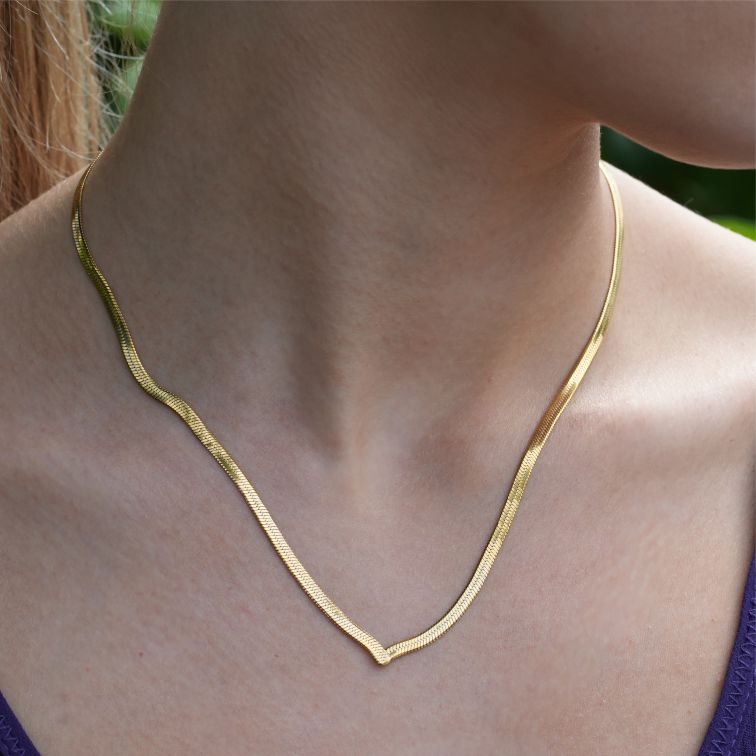 Collier GAURI asymétrique avec chaîne dorée texturée peau de serpent
