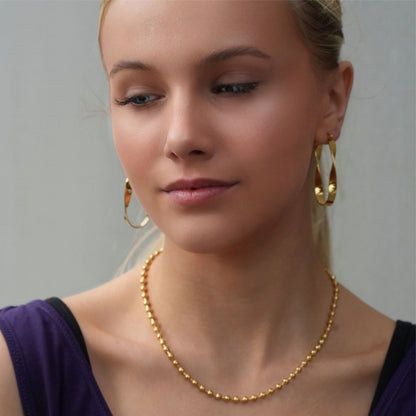 Boucles d'oreilles créoles semi-imposantes oblongues abstraites torsadées GISELA