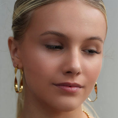 Boucles d'oreilles créoles semi-imposantes oblongues abstraites torsadées GISELA