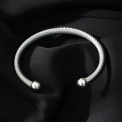 GOCHAR : Élégance contemporaine - Bracelet en or blanc (ton argenté) avec lignes de surface et accents de perles.