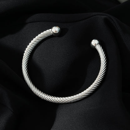 GOCHAR : Élégance contemporaine - Bracelet en or blanc (ton argenté) avec lignes de surface et accents de perles.