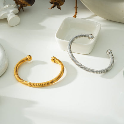 GOCHAR : Élégance contemporaine - Bracelet en or blanc (ton argenté) avec lignes de surface et accents de perles.