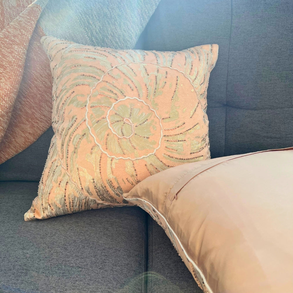 Housse de coussin en velours rose poudré 45x45 cm – Broderie et perles dorées, dos en soie de papier