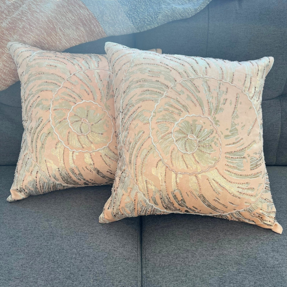 Housse de coussin en velours rose poudré 45x45 cm – Broderie et perles dorées, dos en soie de papier