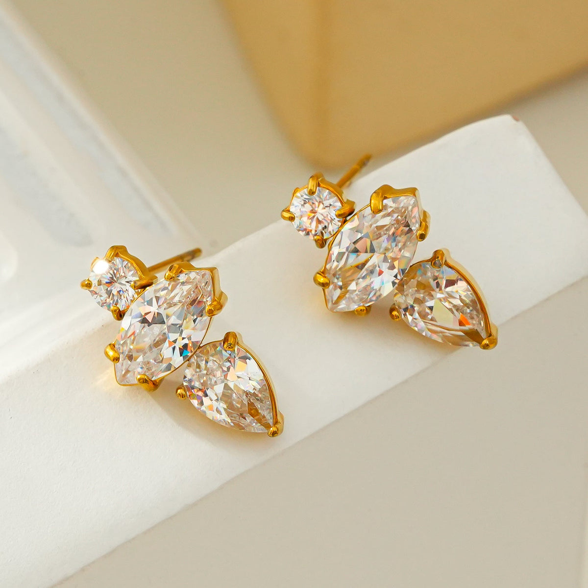 HAMPTONS: Boucles d'oreilles clous Zircone (CZ) Radiance Trio en or