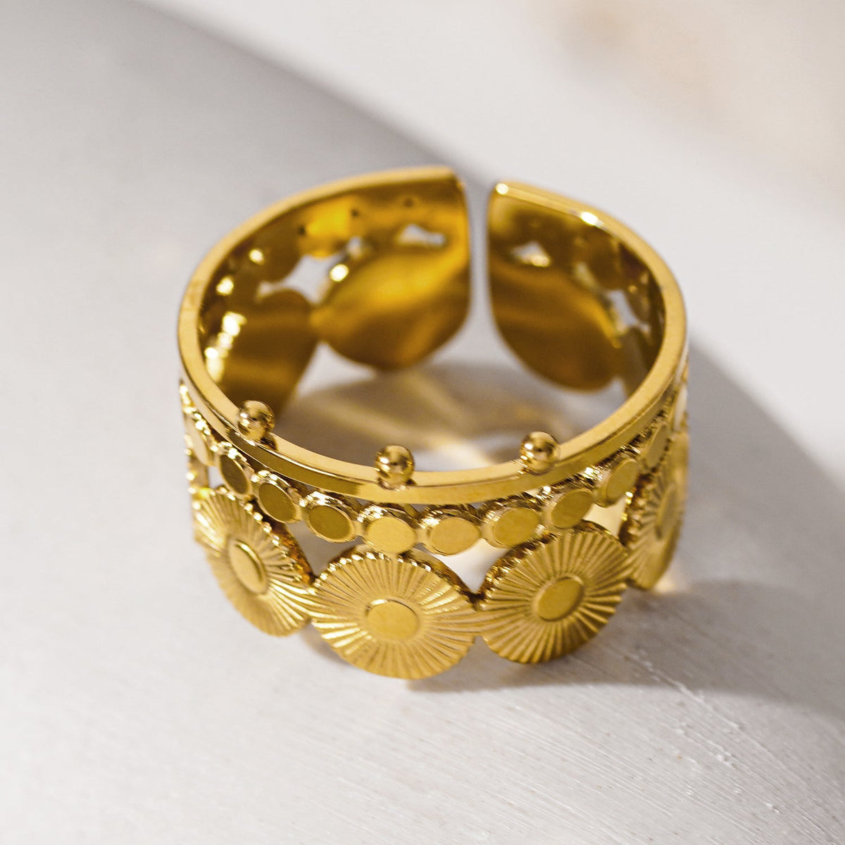 HIYAS : Digne d'une Reine - la bague Couronne.