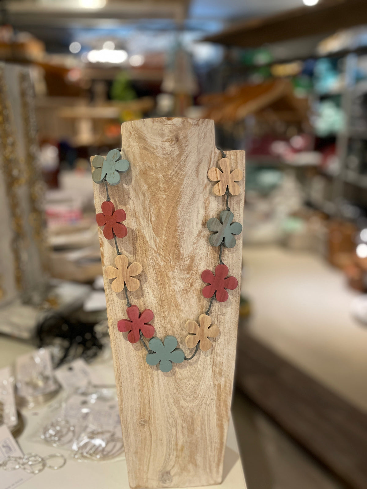 Collier de fleurs en bois