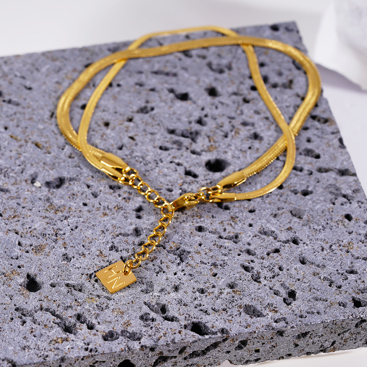 INESE : Bracelet doré à 2 rangs texturé façon peau de serpent