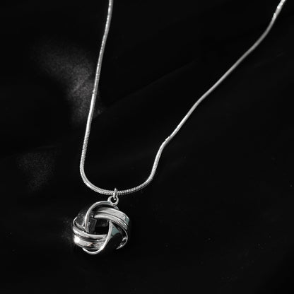 Style JASPUR : Collier chaîne serpent avec pendentif nœud d'amour en or blanc (ton argent)
