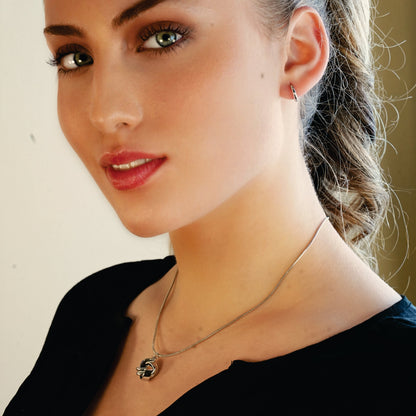 Style JASPUR : Collier chaîne serpent avec pendentif nœud d'amour en or blanc (ton argent)