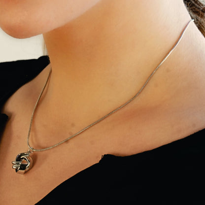 Style JASPUR : Collier chaîne serpent avec pendentif nœud d'amour en or blanc (ton argent)