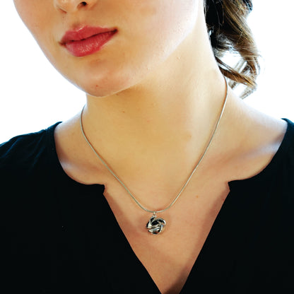 Style JASPUR : Collier chaîne serpent avec pendentif nœud d'amour en or blanc (ton argent)