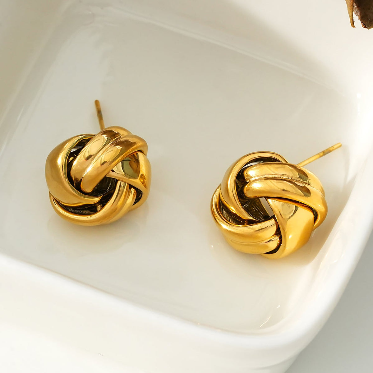 JATANI Gold : Boucles d'oreilles clous contemporaines Nœud d'amour