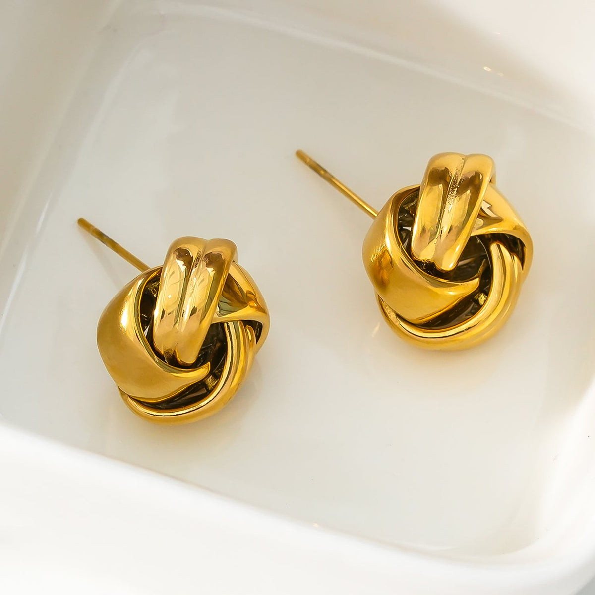 JATANI Gold : Boucles d'oreilles clous contemporaines Nœud d'amour