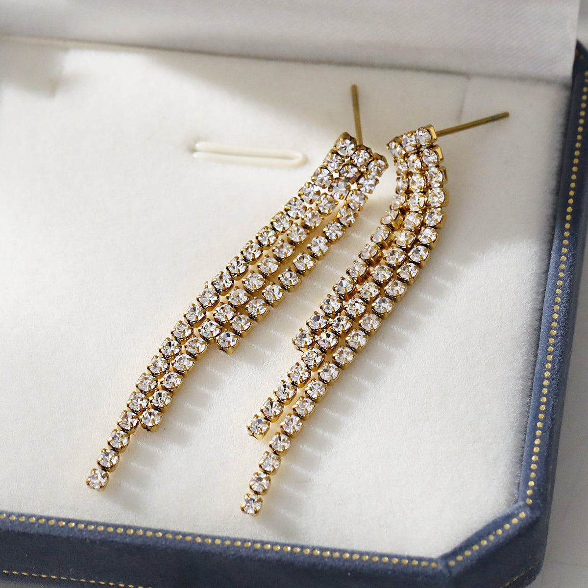 JOSEFINA: Boucles d'oreilles pendantes en zircone à trois perles