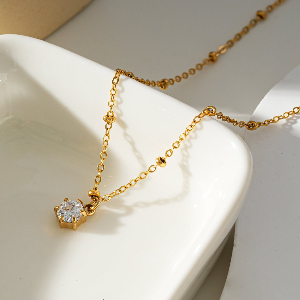 KADIRI Or : Pendentif Solitaire Zirconia sur un collier chaîne de perles