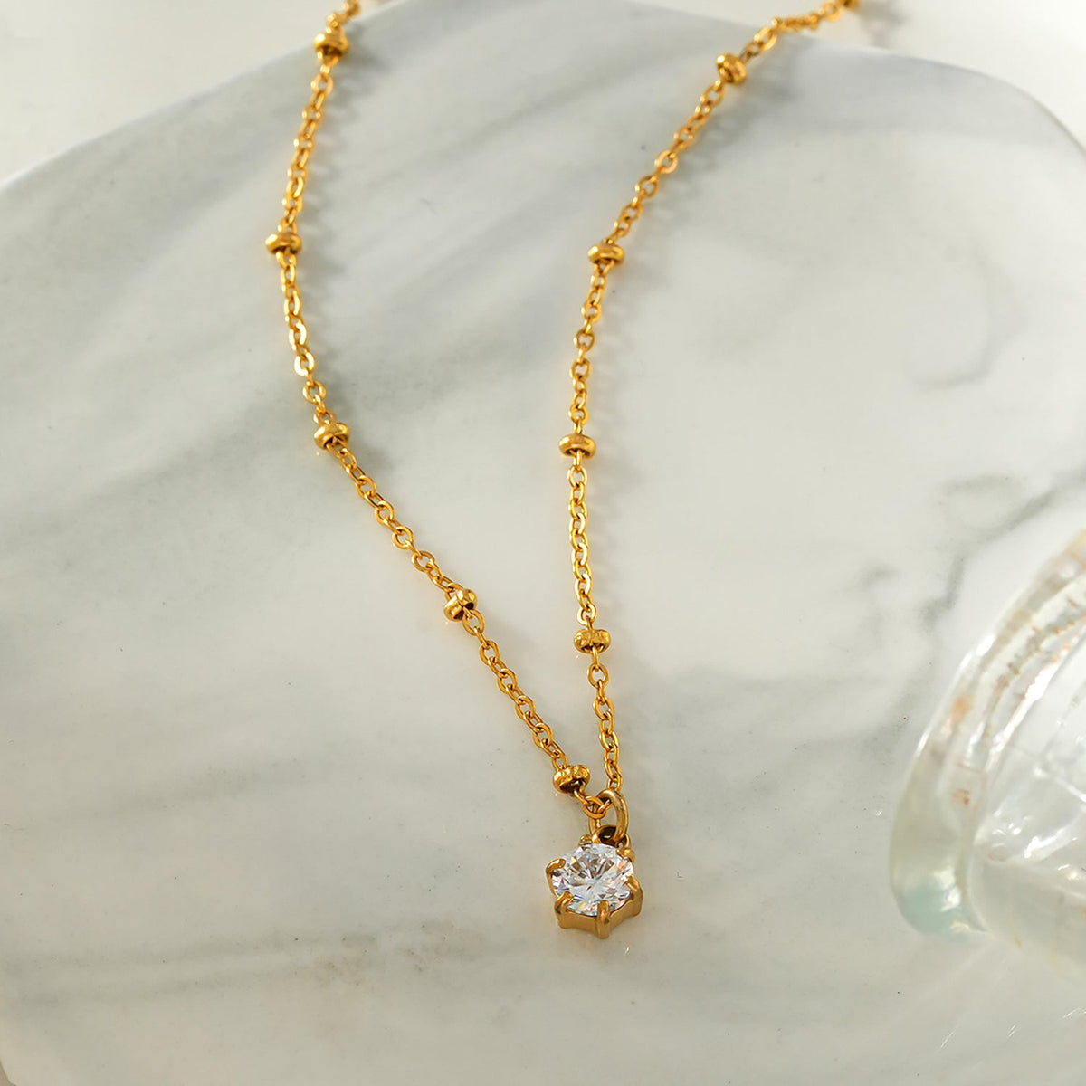 KADIRI Or : Pendentif Solitaire Zirconia sur un collier chaîne de perles