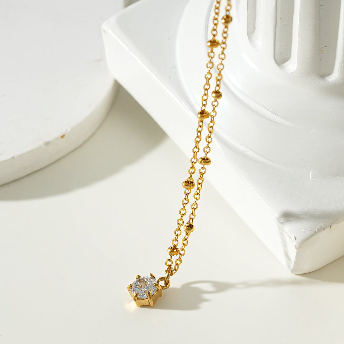 KADIRI Or : Pendentif Solitaire Zirconia sur un collier chaîne de perles