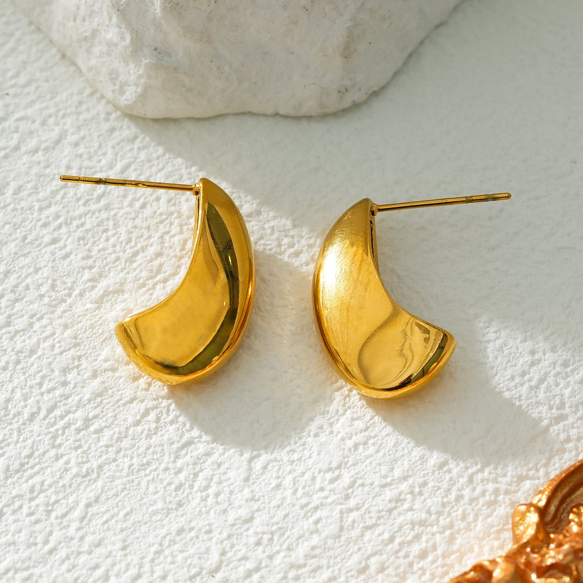 KEENE Gold : Clous d'oreilles géométriques légers à l'allure massive