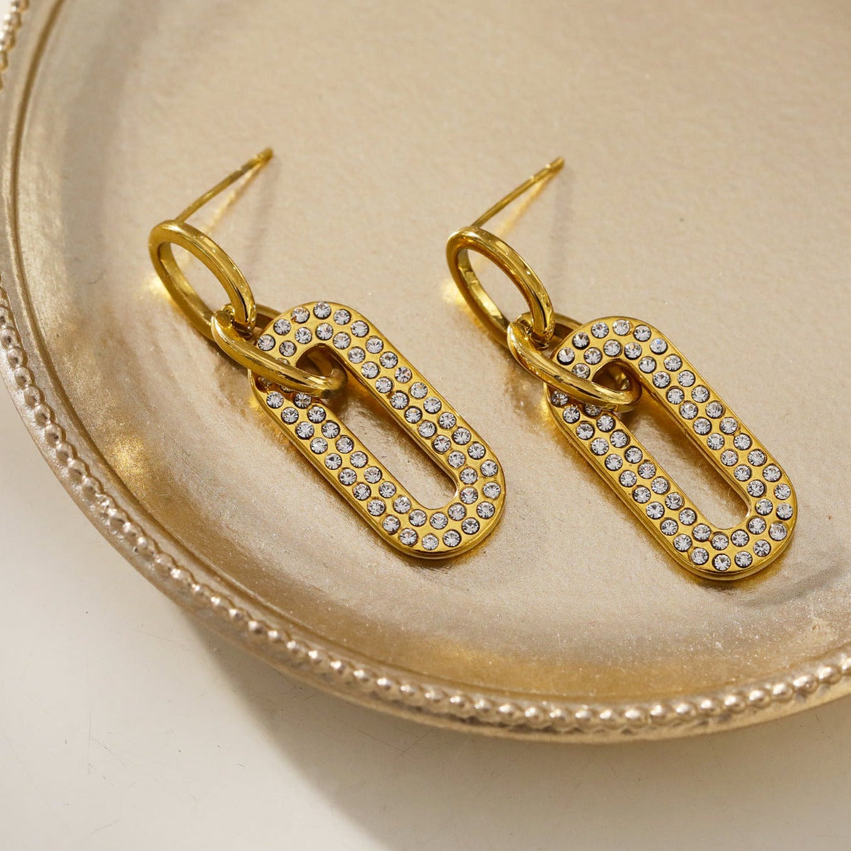 LAIA : Boucles d'oreilles de forme rectangulaire arrondie serties de pierres de zircone